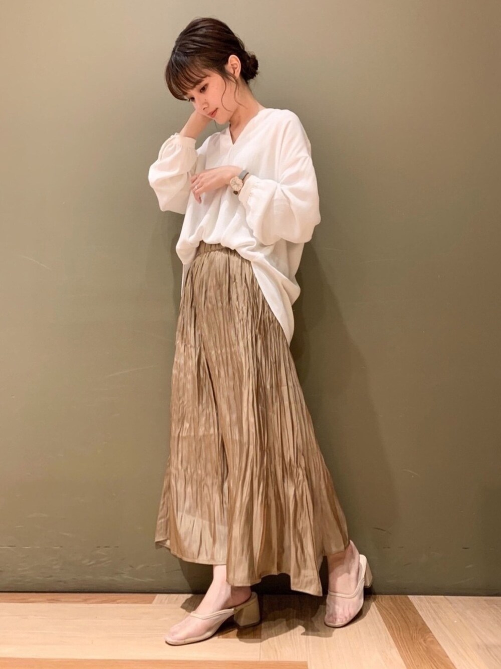 「秋コーデ、ブラウス、シャツスタイル、スカート、デート、デートスタイル（WOMEN）、オフィスカジュアル、プリーツスカート、ワッシャースカート、きれいめカジュアル」｜「正面のアイテム（その他、ゴールド系）」を使った、marinaさん（レディース・158cm）の秋コーディネートの1枚目の写真