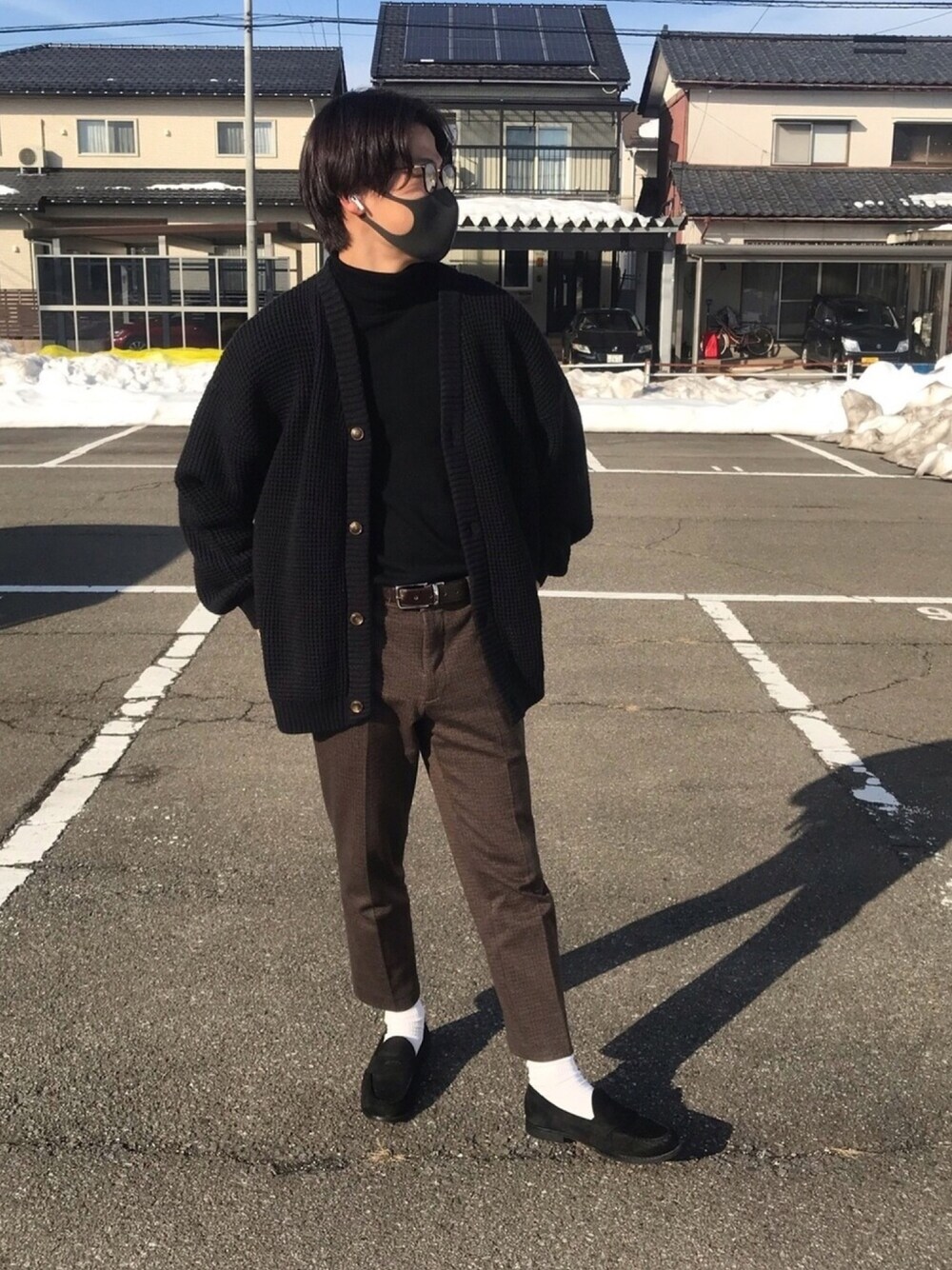 「私の推しブランド、WHO’S WHO gallery、カーディガン、タートルネック、ローファー、タックイン、白靴下、ユニクロ、メガネ男子、ハイネック」｜「WHO'S WHO galleryの【DEEVOO/ディーヴォ】ワッフルカーディガン（カーディガン/ボレロ、ブラック系）」を使った、尊(そん)くんさん（メンズ・175cm）の冬コーディネートの1枚目の写真