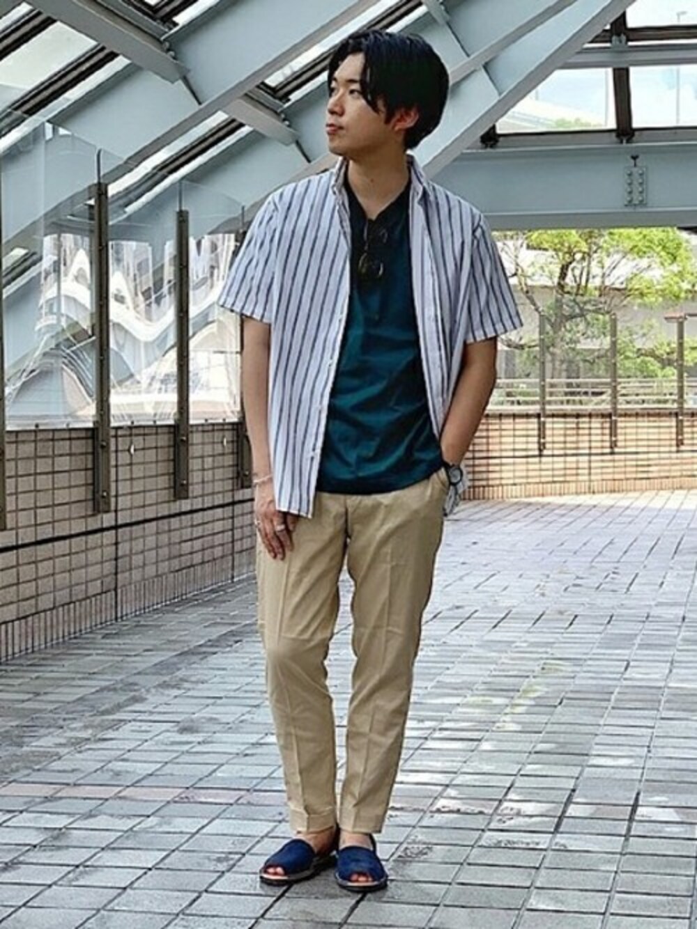 ホワイト系のシャツ/ブラウス、グリーン系のTシャツ/カットソー、ブルー系のサンダルを着用したメンズの夏コーディネートの1枚目の写真