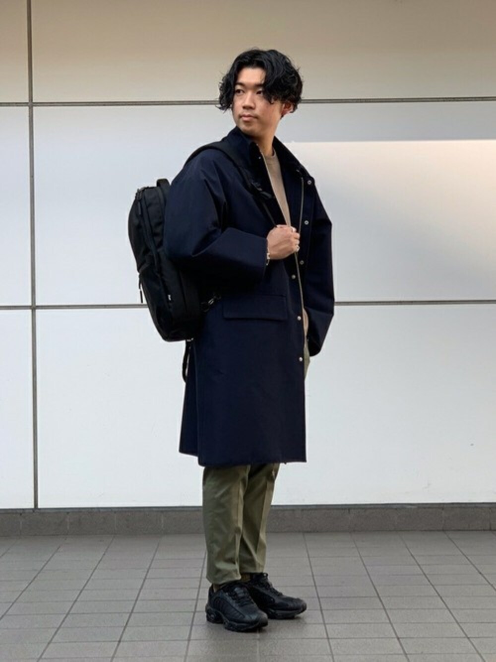 ブルー系のその他アウター、ブラウン系のスウェット、グリーン系のその他パンツを着用したメンズの冬コーディネートの1枚目の写真