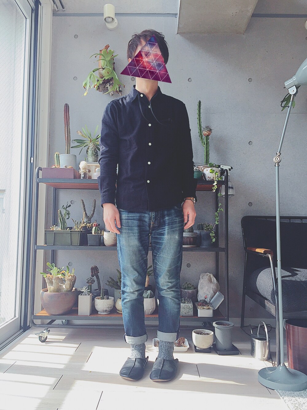 「ブラック、デニムパンツ、シャツスタイル、チビ男子、多肉植物男子」｜「e.m.のアイテム（リング、シルバー系）」を使った、Ｋさん（メンズ・167cm）の冬コーディネートの1枚目の写真
