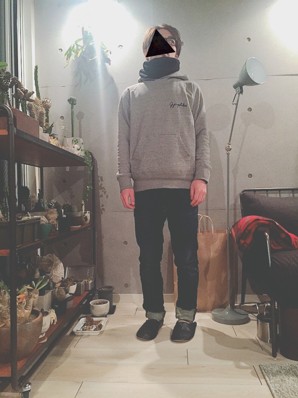 「シンプル、大人カジュアル、streetstyle、casual、デニム、グレーパーカー、多肉植物男子、チビ男子」｜「Ray-Banのアイテム（メガネ、ブラック系）」を使った、Ｋさん（メンズ・167cm）の春コーディネートの1枚目の写真