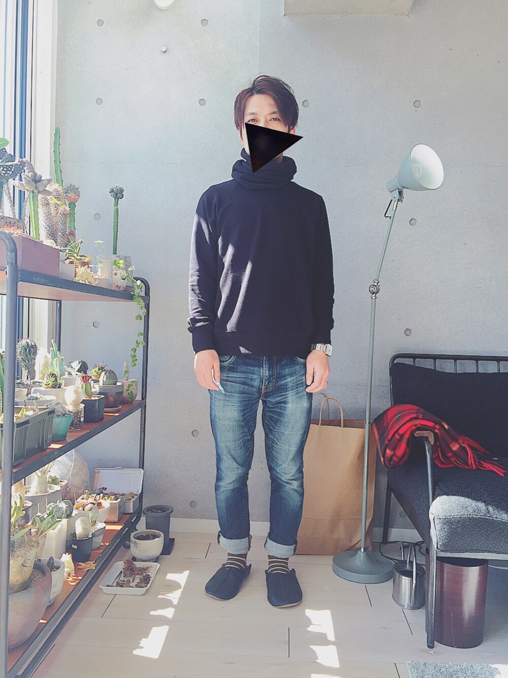 「休日スタイル、カジュアル、オトナカジュアル、黒、ゆるコーデ、多肉植物男子、チビ男子」｜「THE NORTH FACEのアイテム（スウェット、ブラック系）」を使った、Ｋさん（メンズ・167cm）の春コーディネートの1枚目の写真