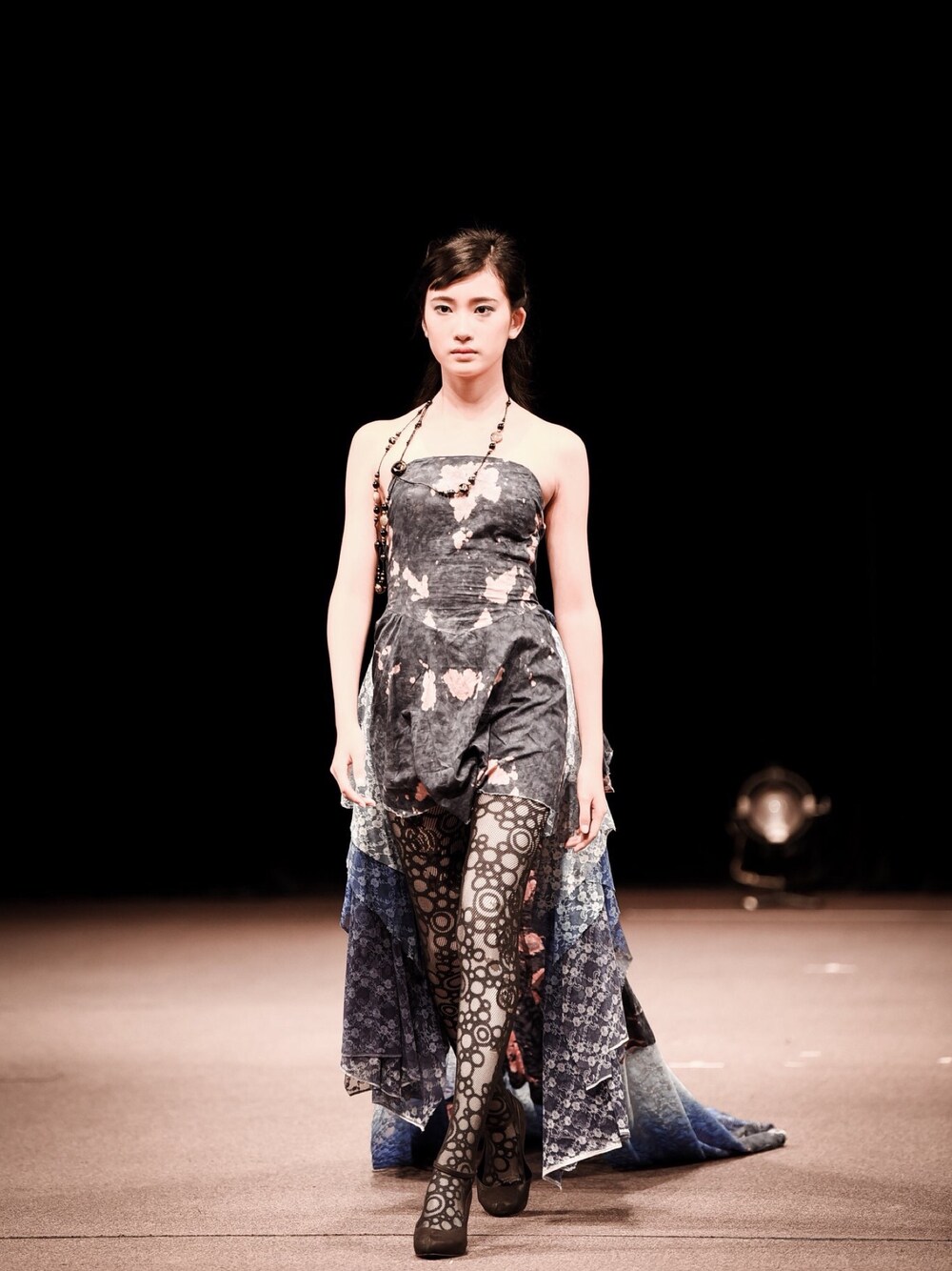 「お洒落さんとつながりたい、白、ドレス、アバンギャルド、個性的」｜「M&K Designのアイテム（タイツ/ストッキング、ホワイト系）」を使った、  M&K Designさん（レディース・165cm）の夏コーディネートの1枚目の写真