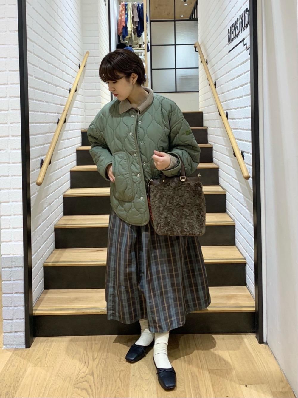 「アウター、トレンド、スカート、キルティング、シューズ」｜「green label relaxingのMIX CD FUR 2WAY バッグ（ショルダーバッグ、ブラウン系）」を使った、morita_rさん（レディース・160cm）の秋コーディネートの1枚目の写真