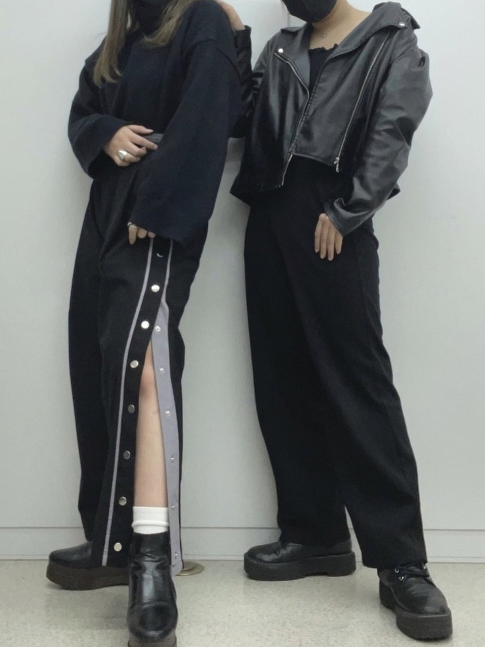 「オールブラック、ブラックコーデ、WHO’S WHO gallery、SHAGGIE、サイドボタン、革ジャン、ootd、冬コーデ、お洒落さんとつながりたい、みゆまいコーデ」｜「WHO'S WHO galleryのアイテム（パンツ、ブラック系）」を使った、実　夢さん（レディース・160cm）の冬コーディネートの1枚目の写真