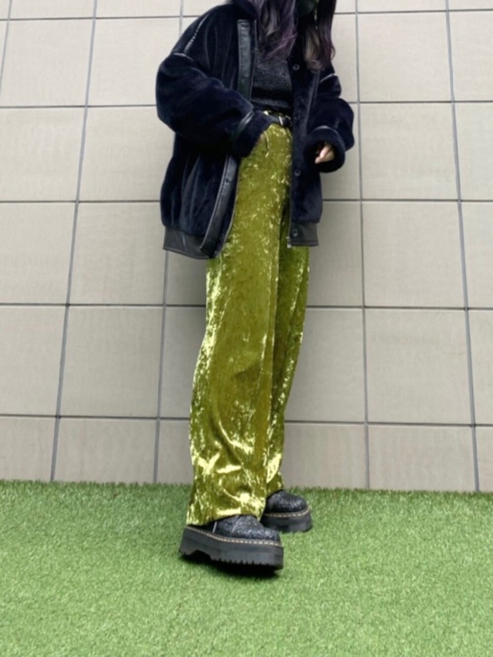 「カラーパンツ、ベロア、グリーン、ootd、Dr.Martens、HARE、PAGEBOY」｜「HAREのアイテム（パンツ、グリーン系）」を使った、実　夢さん（レディース・160cm）の冬コーディネートの1枚目の写真