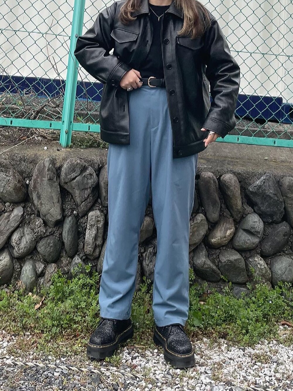 「ootd、レザージャケット、Dr.Martens、厚底、カラーパンツ、いいね、save、フォローお願いします🤑」｜「EVRISのアイテム（ジャケット/アウター、ブラック系）」を使った、実　夢さん（レディース・160cm）の春コーディネートの1枚目の写真