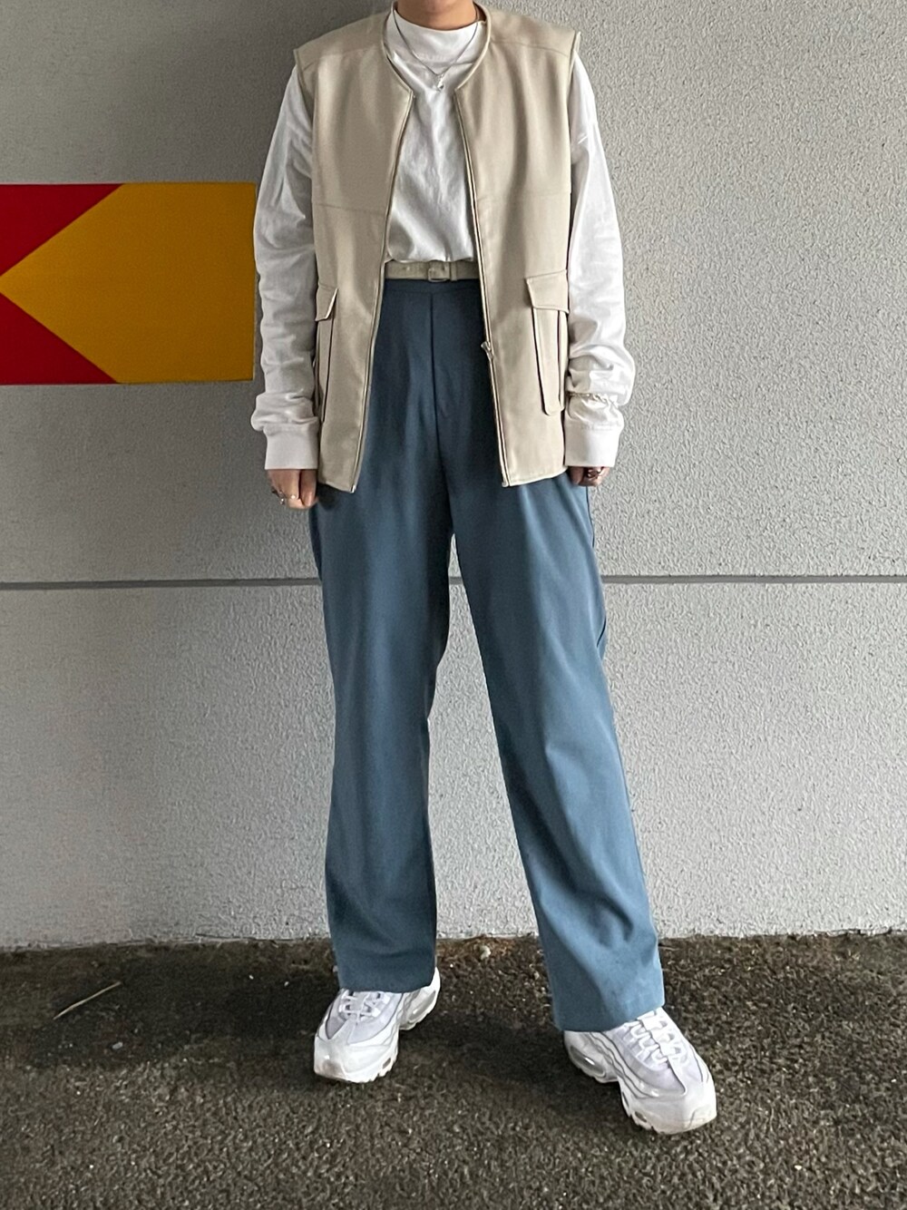 「春、ootd、いいね、save、フォローお願いします🤑、カラーパンツ、ベスト、wwg、スニーカー、スニーカーコーデ、ストリート」｜「WHO'S WHO galleryのアイテム（ジャケット/アウター、ベージュ系）」を使った、実　夢さん（レディース・160cm）の春コーディネートの1枚目の写真