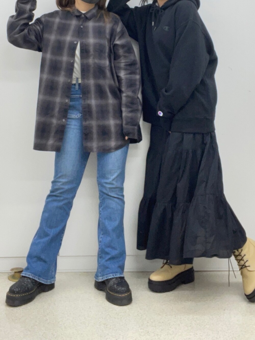 「オトナカジュアル、フレアデニム、デニム、Dr.Martens、ブーツ、ロングスカート、ブラック、シャツスタイル」｜「Dr. Martensのアイテム（ブーツ、ブラック系）」を使った、実　夢さん（レディース・160cm）の春コーディネートの1枚目の写真