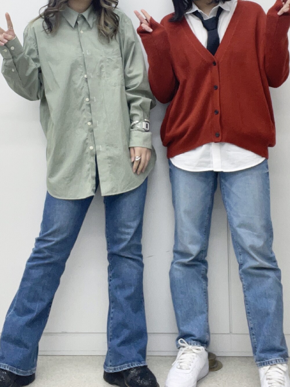 「シンプル、ゆるコーデ、夏コーデ、フレアパンツ、デニム、いいね、save、フォローお願いします🤑、春コーデ、シャツスタイル」｜「NIKEのアイテム（スニーカー、ホワイト系）」を使った、実　夢さん（レディース・160cm）の夏コーディネートの1枚目の写真