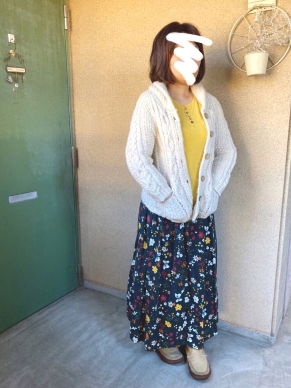 「休日スタイル、楽チンコーデ、花柄スカート、深緑、ケーブル編みニット、カーディガン、長袖Tシャツ、低身長、おしゃれさんと繋がりたい」｜「earth music&ecologyのアイテム（カーディガン/ボレロ、ホワイト系）」を使った、+K*さん（レディース・153cm）の秋コーディネートの1枚目の写真