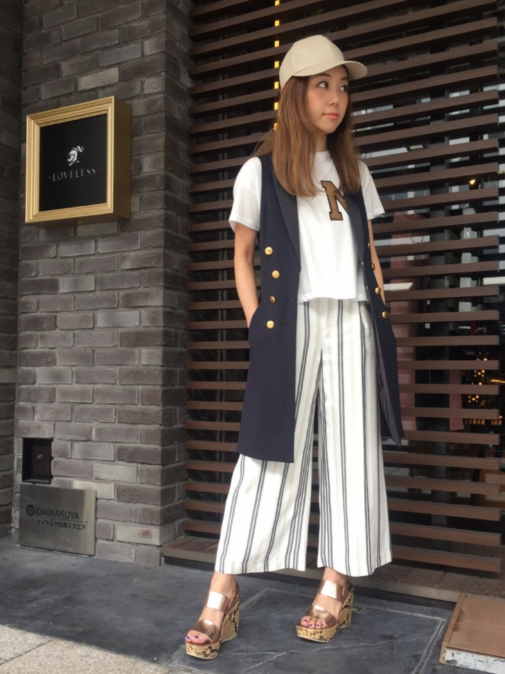 「キャップ、ストライプ、大人カジュアル、ワイドパンツ、ストライプパンツ、muller of yoshiokubo、ジレ、ネイビー×ホワイト、ラブレス、worldwidefamous」｜「LOVELESSの【LOVELESS】WOMENS ロングマリンジレ（ブルゾン、ブルー系）」を使った、n o m さん（レディース・158cm）の春コーディネートの1枚目の写真