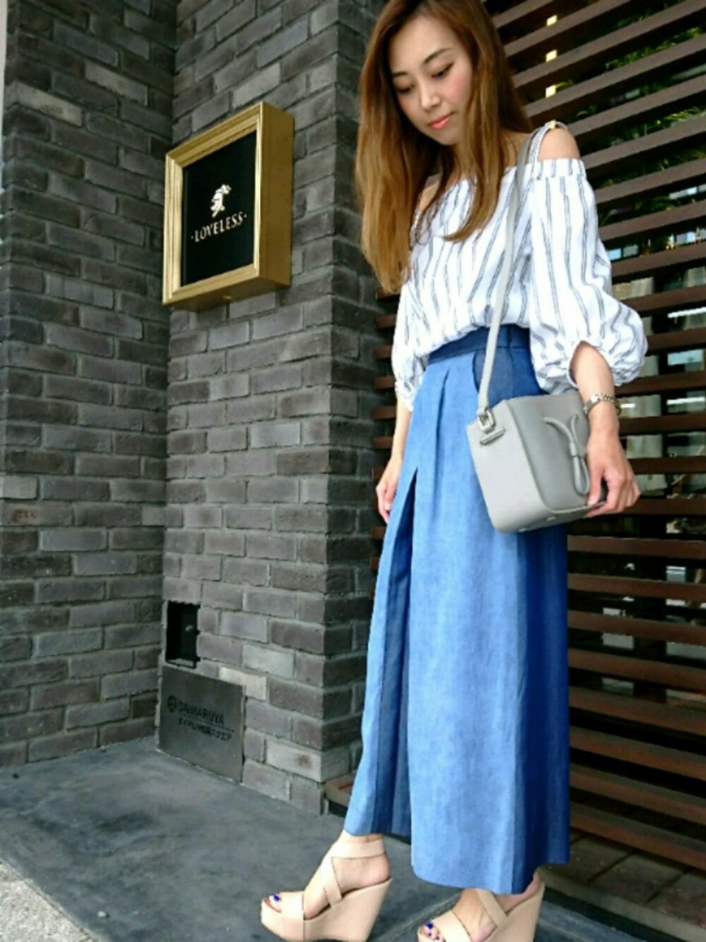 「ブラウス、ストライプ、ワイドパンツ、ストライプシャツ、LOVELESS、GUILD PRIME、3.1 phillip lim、オフショルダー、オトナカジュアル、ワイドデニム」｜「LOVELESSのアイテム（シャツ/ブラウス、ホワイト系）」を使った、n o m さん（レディース・158cm）の夏コーディネートの1枚目の写真