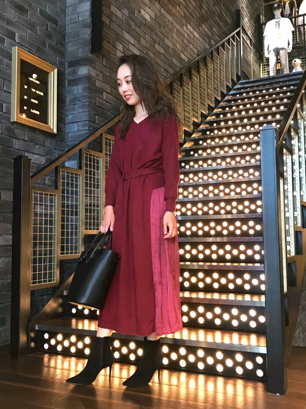 「ボルドー、ニットワンピース、プリーツ、LOVELESS、オトナカジュアル、ラブレス、AW、バックプリーツ、ラブレス京都、lovelesskyoto」｜「LE VERNISの【LE VERNIS】ハーフトートバッグ 192-210542（トートバッグ、ブラック系）」を使った、n o m さん（レディース・158cm）の夏コーディネートの1枚目の写真