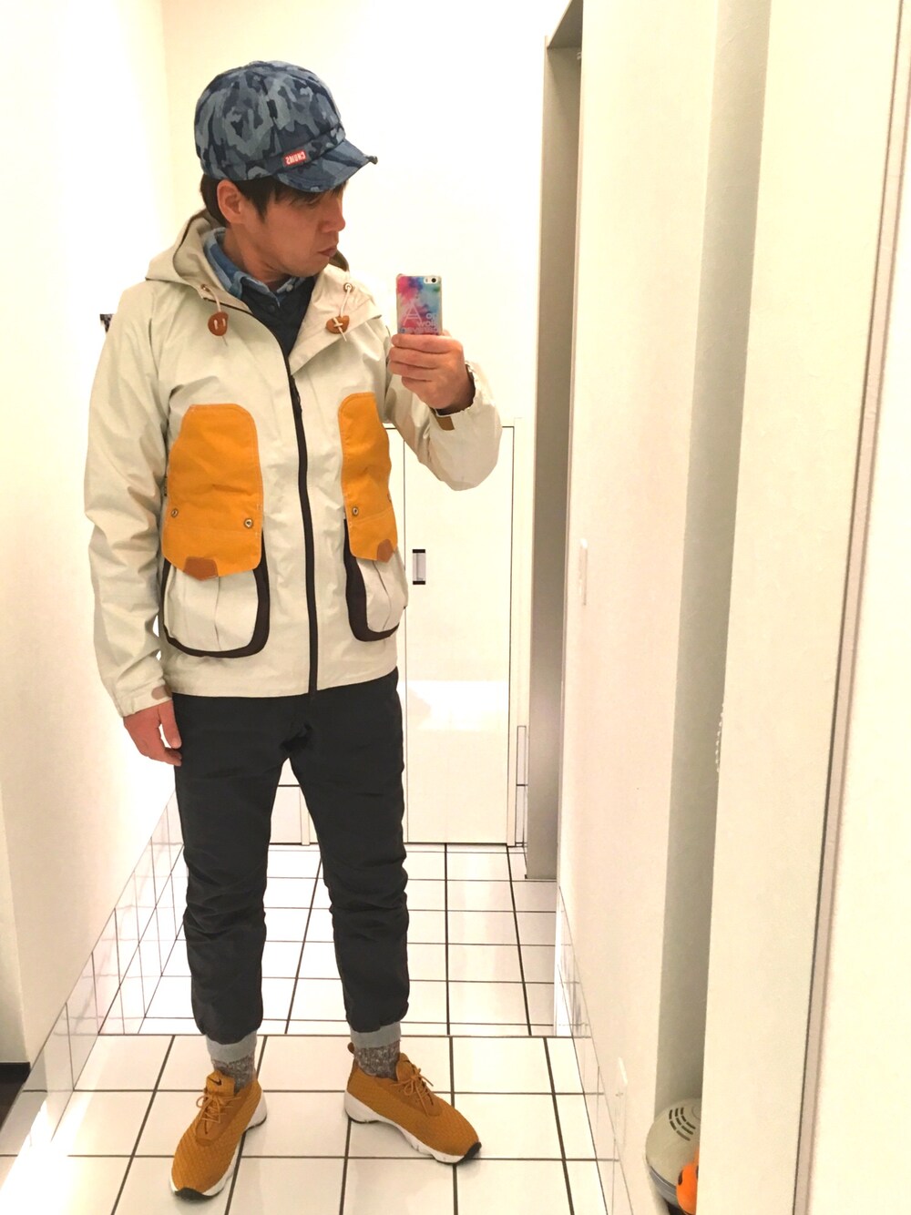 「CHUMS、02deriv.、GORE-TEX、ユニクロ、go slow caravan、NIKE」｜「02DERIV.のアイテム（マウンテンパーカー、ベージュ系）」を使った、流山ＲＥＤＳさん（メンズ・180cm）の冬コーディネートの1枚目の写真