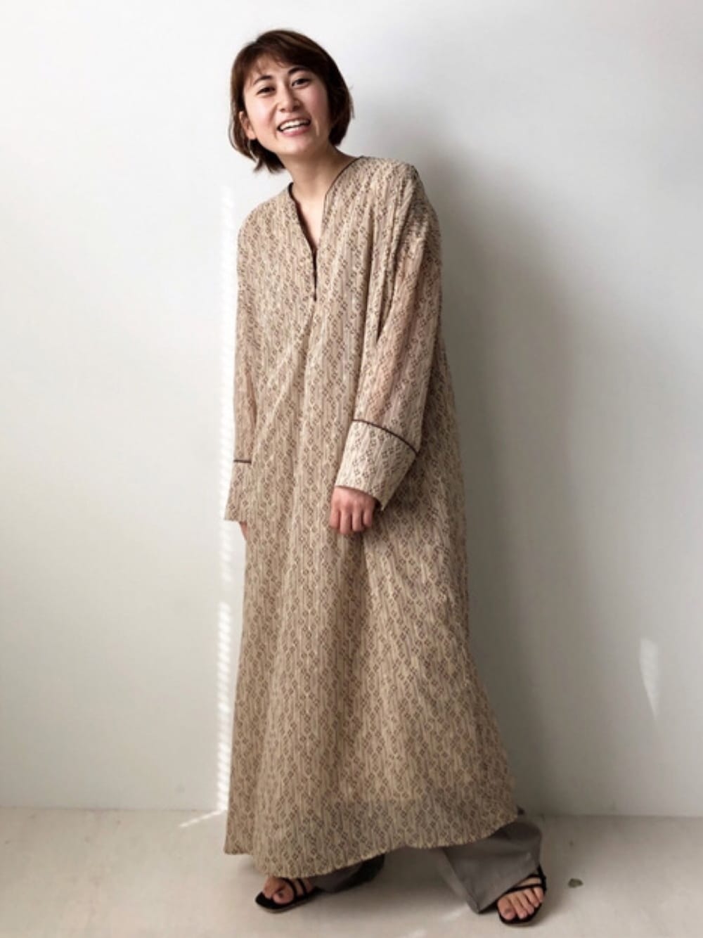「シンプルコーデ、休日スタイル、モード、低身長、ナチュラル」｜「Babの【WEB限定】カフタンパイピングワンピース（ワンピース、ベージュ系）」を使った、Bou Jeloudさん（レディース・154cm）の夏コーディネートの1枚目の写真