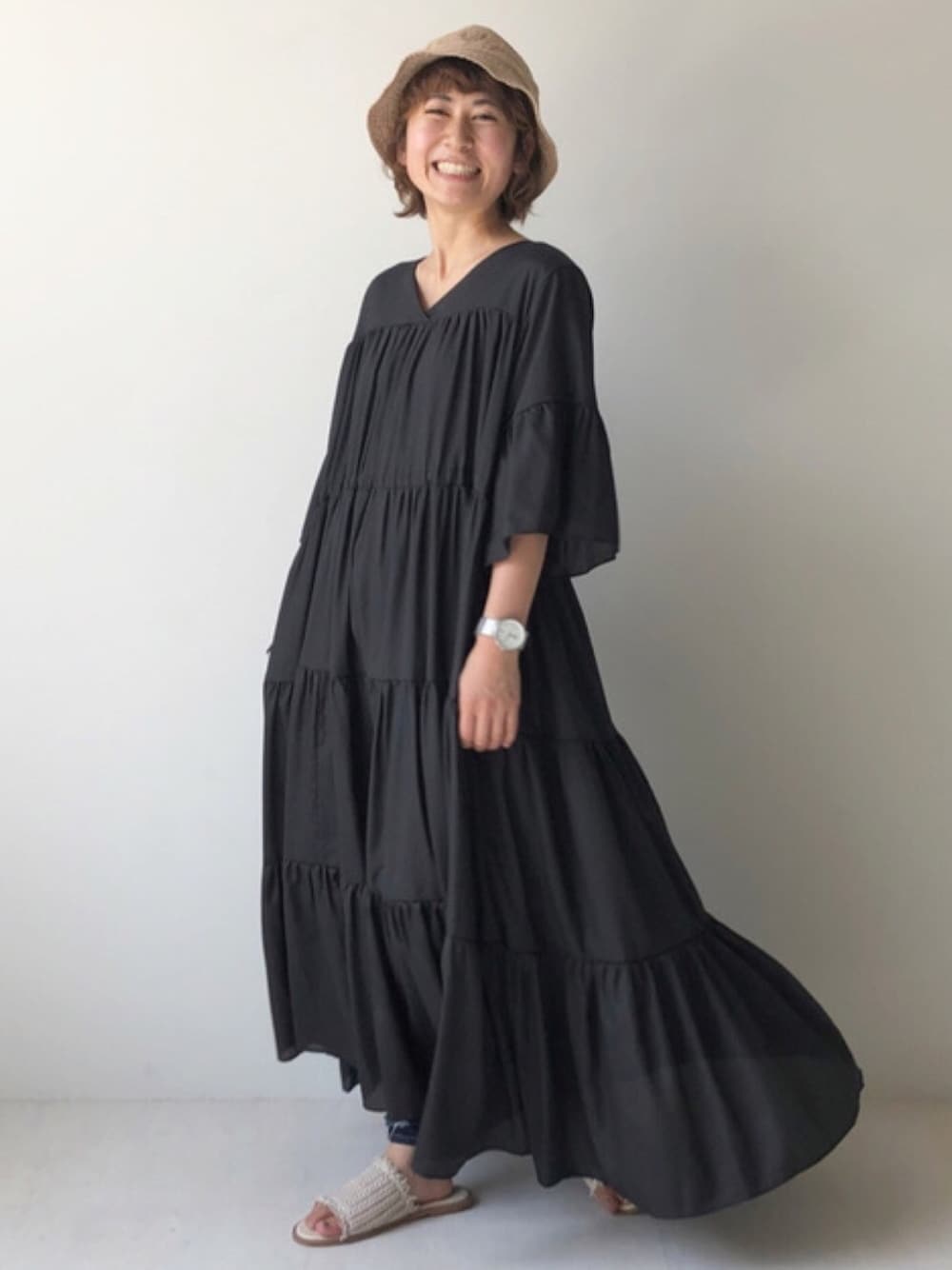 「シンプルコーデ、大人カジュアル、オトナ女子、秋コーデ、ゆるコーデ、きれいめコーディネート、秋カラー」｜「Babの【WEB限定】カラーティアードマキシワンピース（ワンピース、ブラック系）」を使った、Bou Jeloudさん（レディース・154cm）の夏コーディネートの1枚目の写真