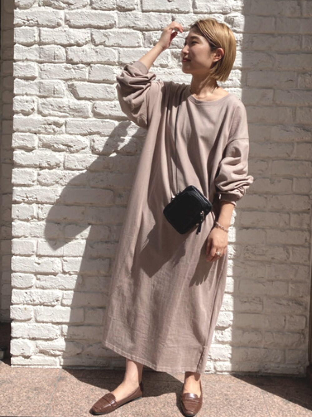 「ラブアンドピース2020、秋コーデ、大人カジュアル、秋服、ベージュコーデ、ロングワンピース」｜「Babの【WEB限定】ヘビーウェイトロングワンピース（ワンピース、ブラウン系）」を使った、Bou Jeloudさん（レディース・158cm）の秋コーディネートの1枚目の写真