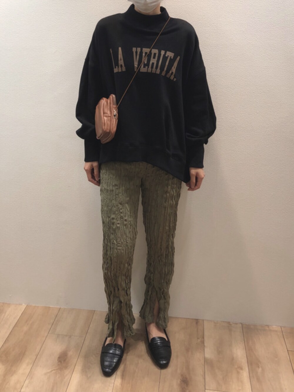 ブラック系のスウェット、ブラウン系のショルダーバッグ、グリーン系のその他パンツを着用したレディースの秋コーディネートの1枚目の写真