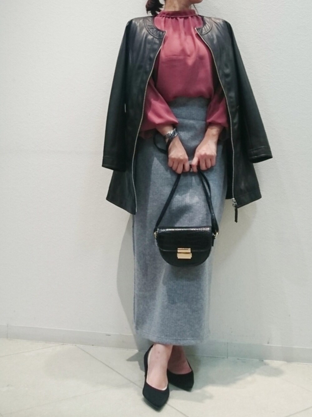 「秋のコーデ、キレイめ、ママファッション、いいね、save、フォローお願いします🤑、レザーコーデ、レザージャケット、レザーコート」｜「Bou Jeloudのストレッチエコレザーミドルコート（ノーカラージャケット、ブラック系）」を使った、Bou Jeloudさん（レディース・158cm）の秋コーディネートの1枚目の写真