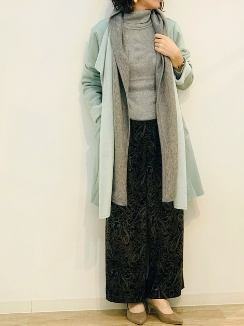グリーン系のその他アウター、その他のその他パンツ、グレー系のニット/セーターを着用したレディースの秋コーディネートの1枚目の写真