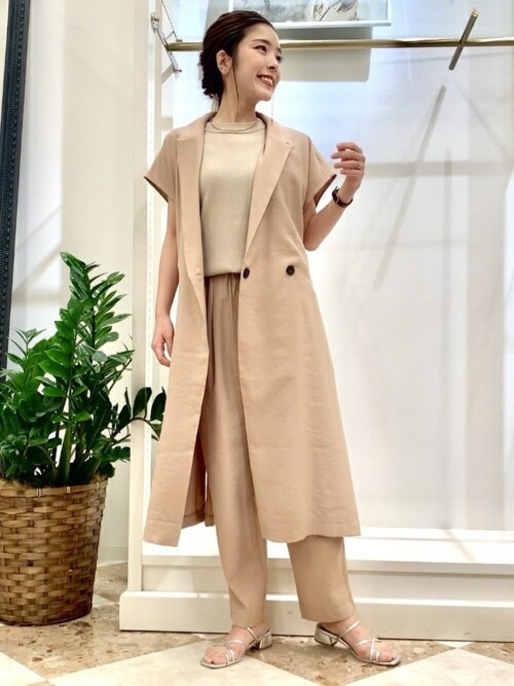 ベージュ系のベスト、ベージュ系のその他パンツ、ベージュ系のニット/セーターを着用したレディースの春コーディネートの1枚目の写真