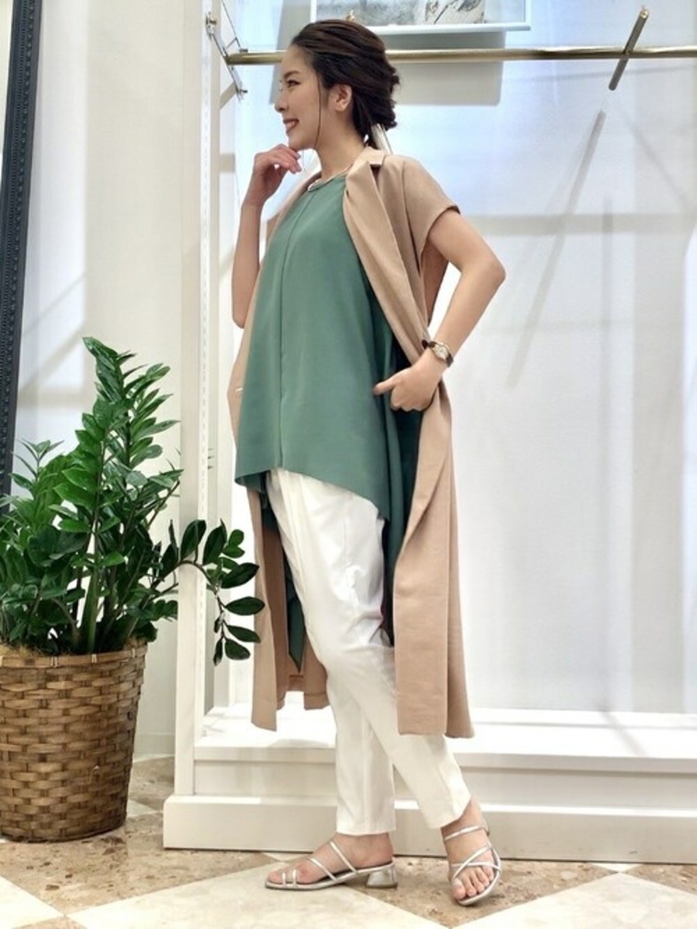 ベージュ系のベスト、ホワイト系のその他パンツ、グリーン系のシャツ/ブラウスを着用したレディースの春コーディネートの1枚目の写真