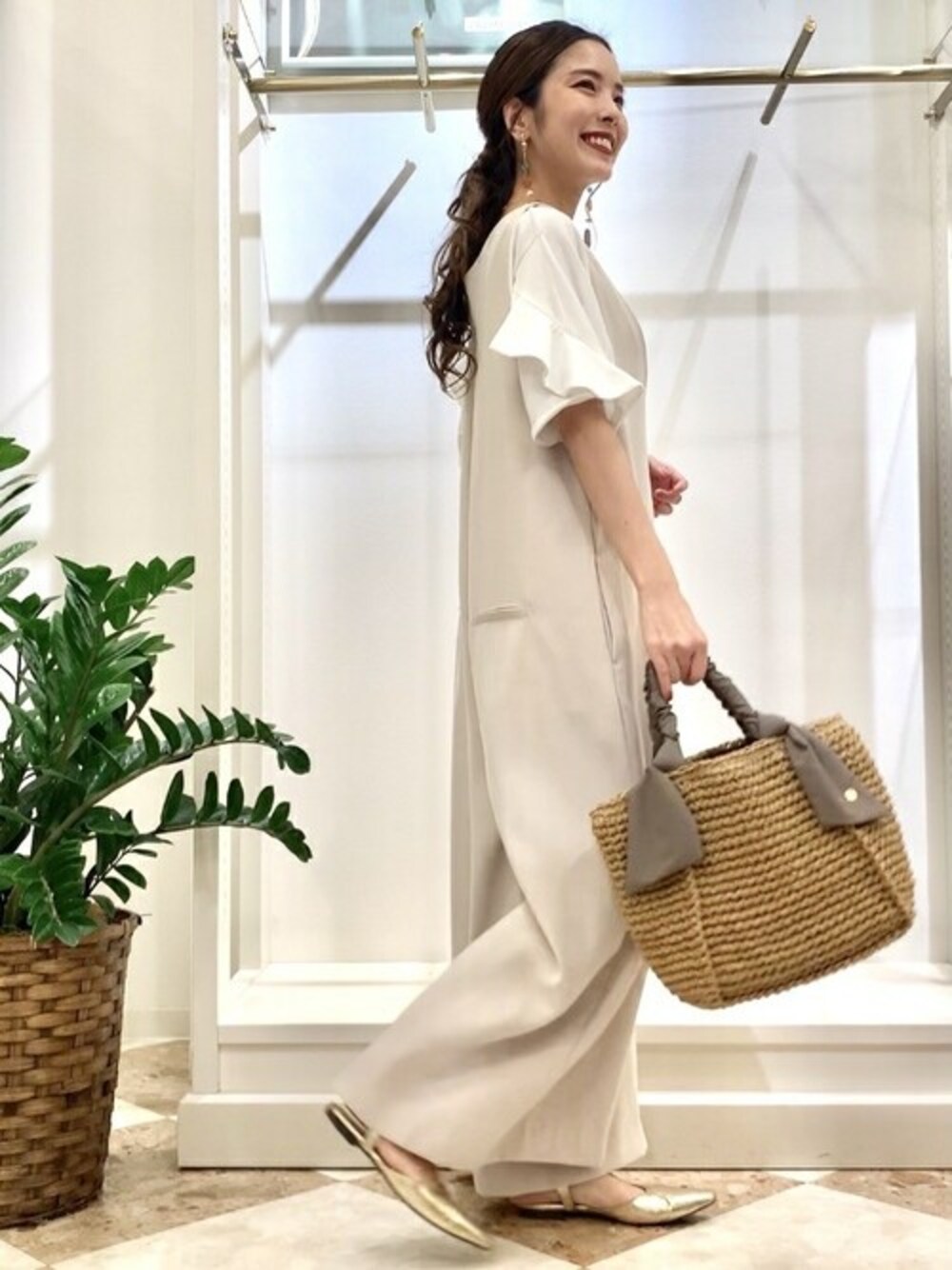 ベージュ系のつなぎ/オールインワン、ホワイト系のシャツ/ブラウスを着用したレディースの春コーディネートの1枚目の写真