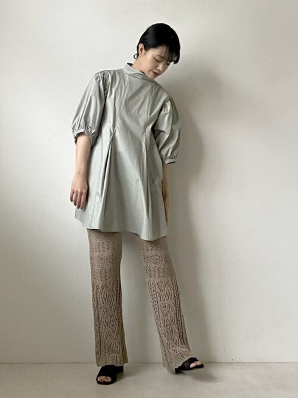 ブルー系のシャツ/ブラウス、ベージュ系のその他パンツを着用したレディースの夏コーディネートの1枚目の写真