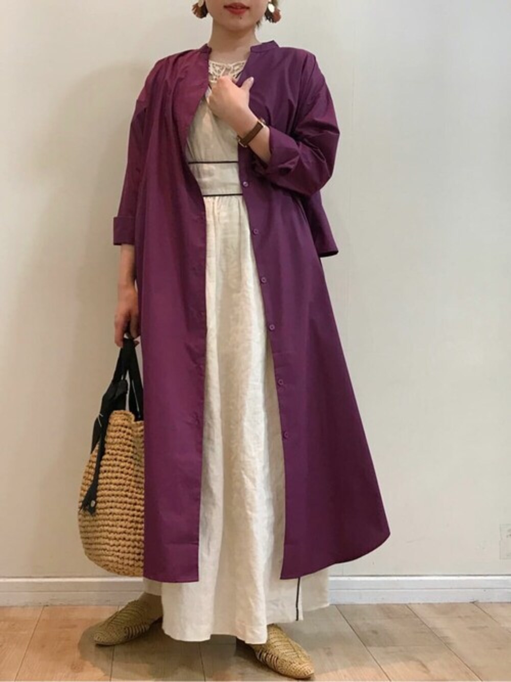 パープル系のワンピース、ベージュ系のサンダル、ベージュ系のワンピースを着用したレディースの夏コーディネートの1枚目の写真