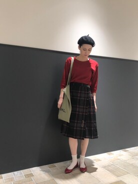 「red」｜「アイテム（ハンチング/ベレー帽）」を使った、大釜ケリーさん（レディース・165cm）の秋コーディネート