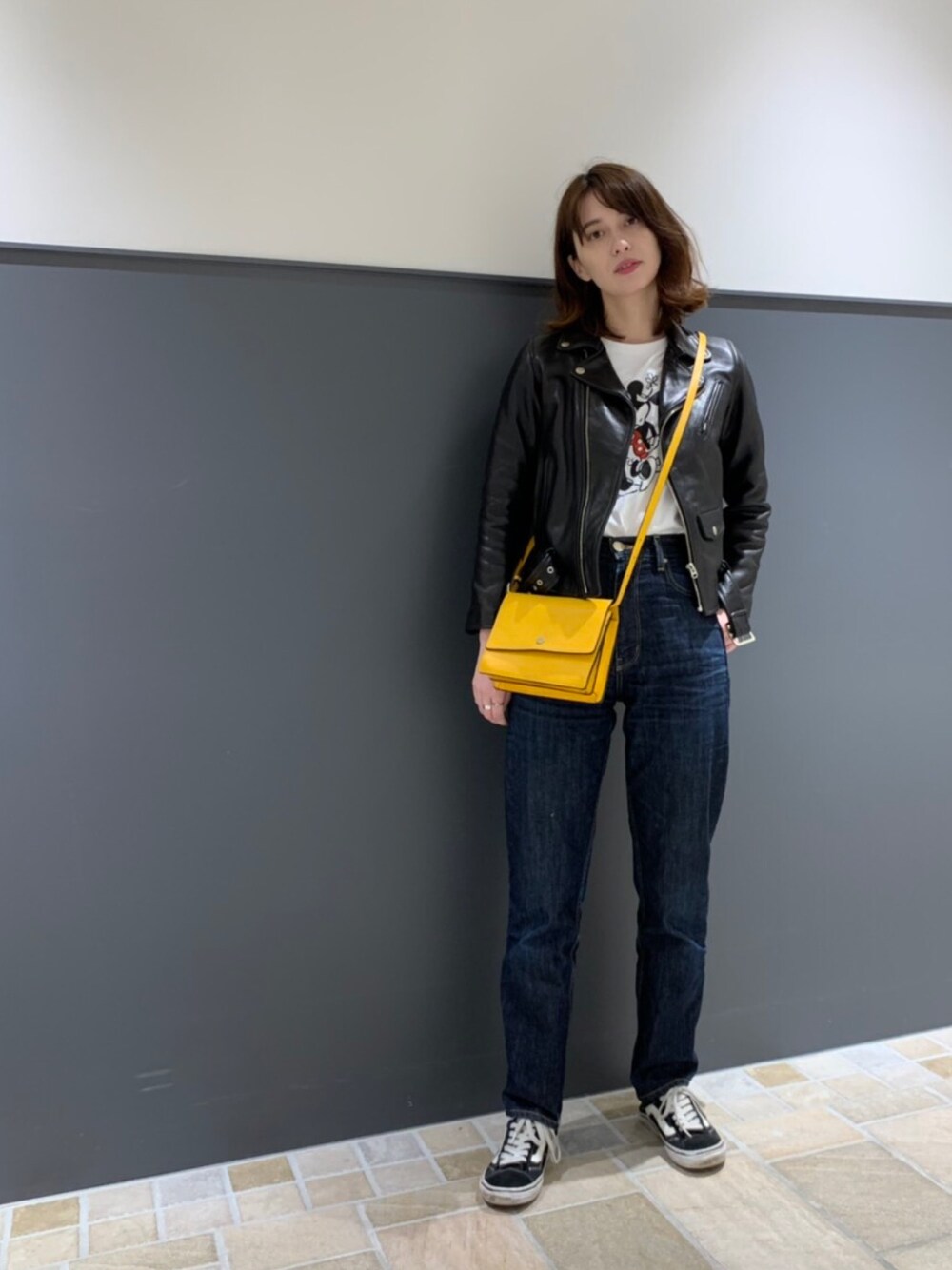 「レザージャケット、秋冬コーデ、大人女子、デニムパンツ、ユニクロ、ショルダーバッグ、レザー、ブラック、ライダースジャケット」｜「BLACK BY MOUSSYのKONA One wash DENIM（デニムパンツ、ブルー系）」を使った、大釜ケリーさん（レディース・165cm）の秋コーディネートの1枚目の写真