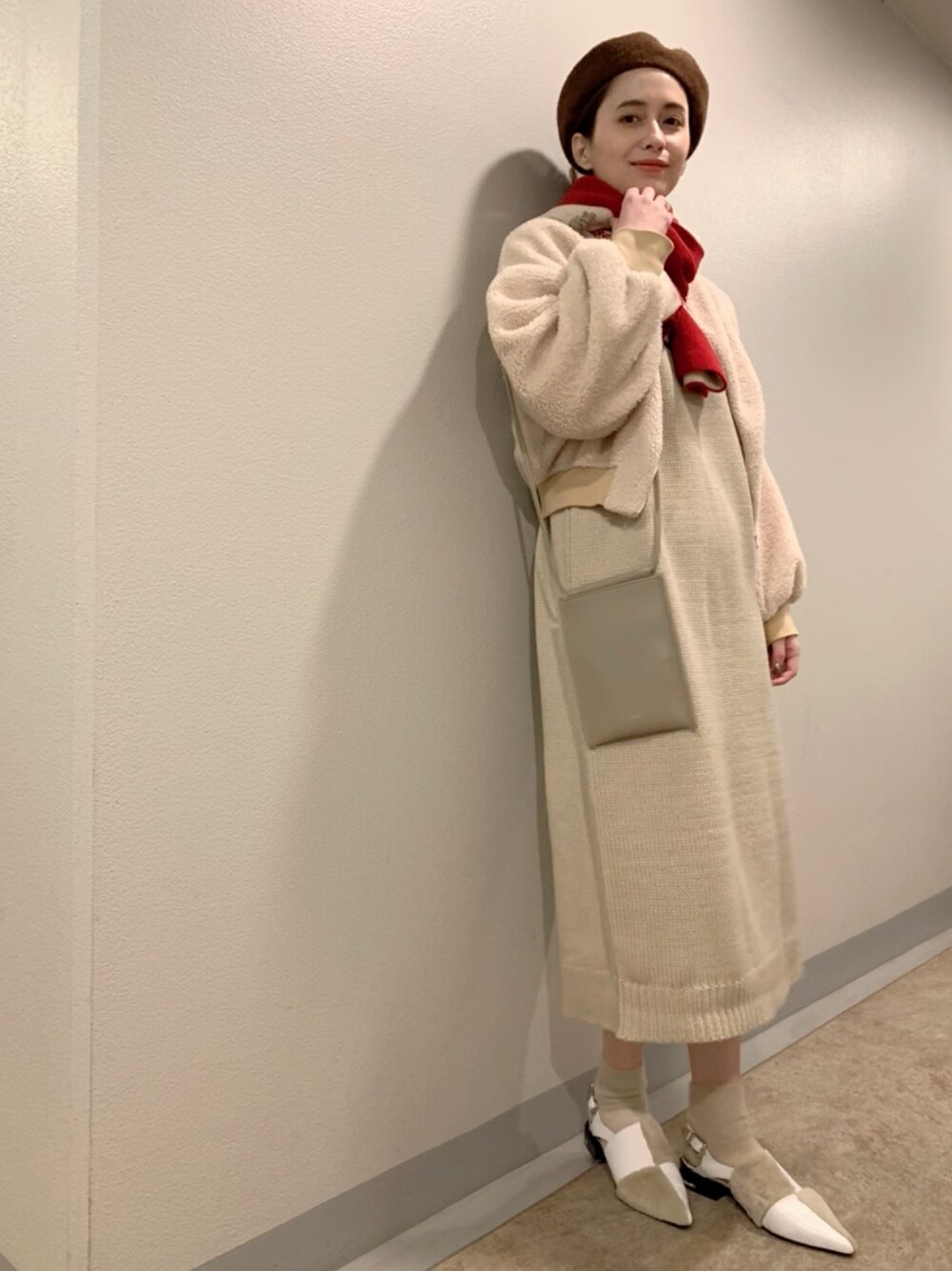 「ゆるコーデ、ベージュコーデ、ゆるニット、マフラーぐるぐる、大人かわいい、くすみカラー、あったかコーデ、ニット、ニットワンピース、ベレー帽」｜「koeの【2020AW】袖ケーブルニットワンピース○（ワンピース、ホワイト系）」を使った、大釜ケリーさん（レディース・165cm）の冬コーディネートの1枚目の写真