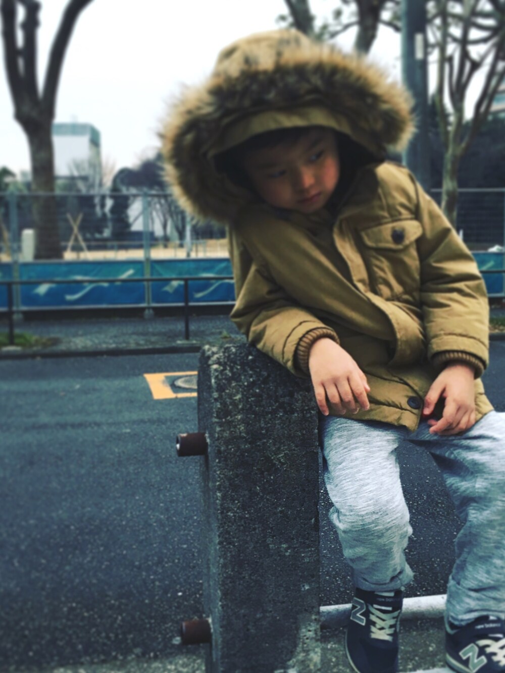 「キッズコーデ、kids、kidsfashion」｜「GAPのアイテム（ダウンジャケット/コート、ベージュ系）」を使った、NO NAMEさん（キッズ・120cm）の冬コーディネートの1枚目の写真