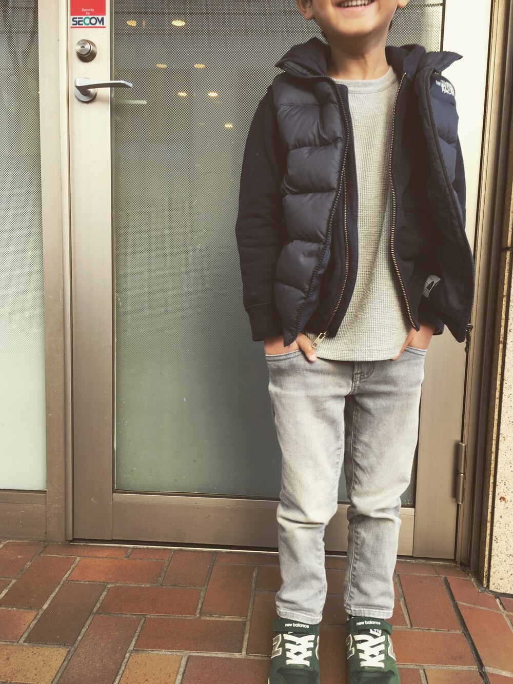 「ootd、キッズコーデ、キッズファッション、kids、kidsfashion」｜「coenのアイテム（Tシャツ/カットソー、グレー系）」を使った、NO NAMEさん（キッズ・120cm）の冬コーディネートの1枚目の写真
