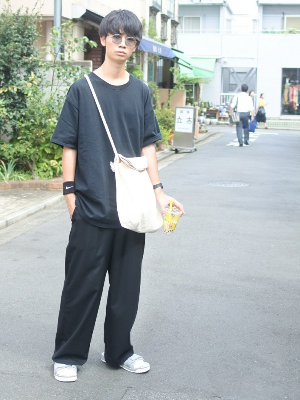 「シンプル、夏、モノトーンコーデ、ootd、リラックススタイル、ワイドパンツ、黒、オールブラック、モード、大学生」｜「MEYALLICAのアイテム（Tシャツ/カットソー、ブラック系）」を使った、ひのけぴさん（メンズ・178cm）の夏コーディネートの1枚目の写真