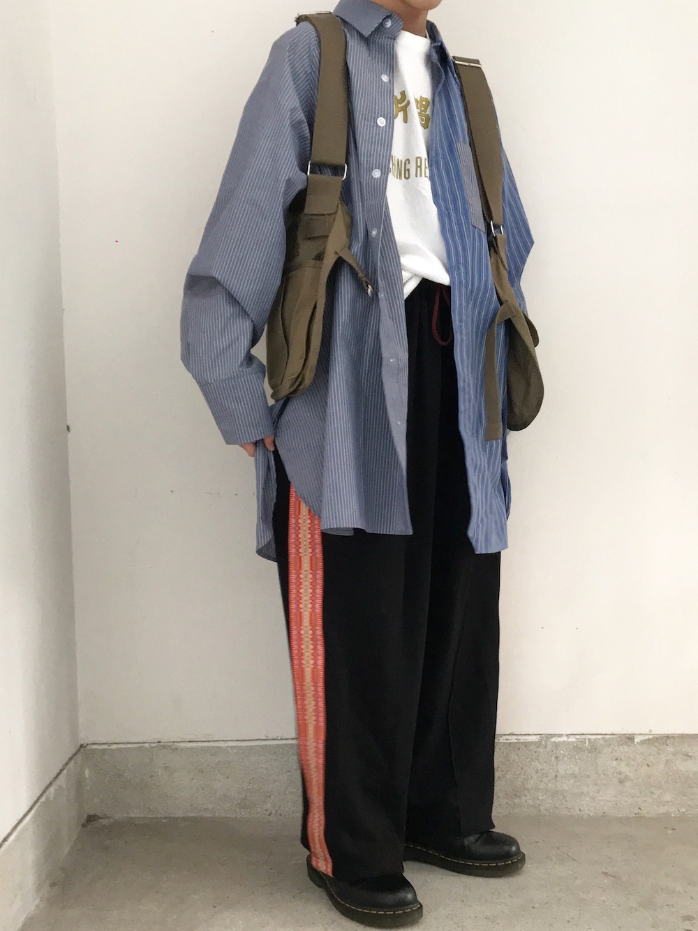 「SENSEOFPLACE、trackpants」｜「thetensionboyのアイテム（トップス、ブルー系）」を使った、Yuchenさん（メンズ・160cm）の春コーディネートの1枚目の写真