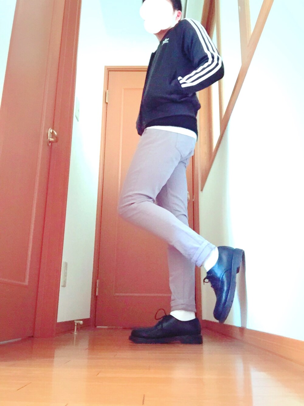 「adidas originals、ジャージ、黒ニット、革靴、キレイめ」｜「adidas Originalsの【adidas】SST TRACK TOP（ジャージ、ブラック系）」を使った、コーダイミムラ。さん（メンズ・167cm）の春コーディネートの1枚目の写真