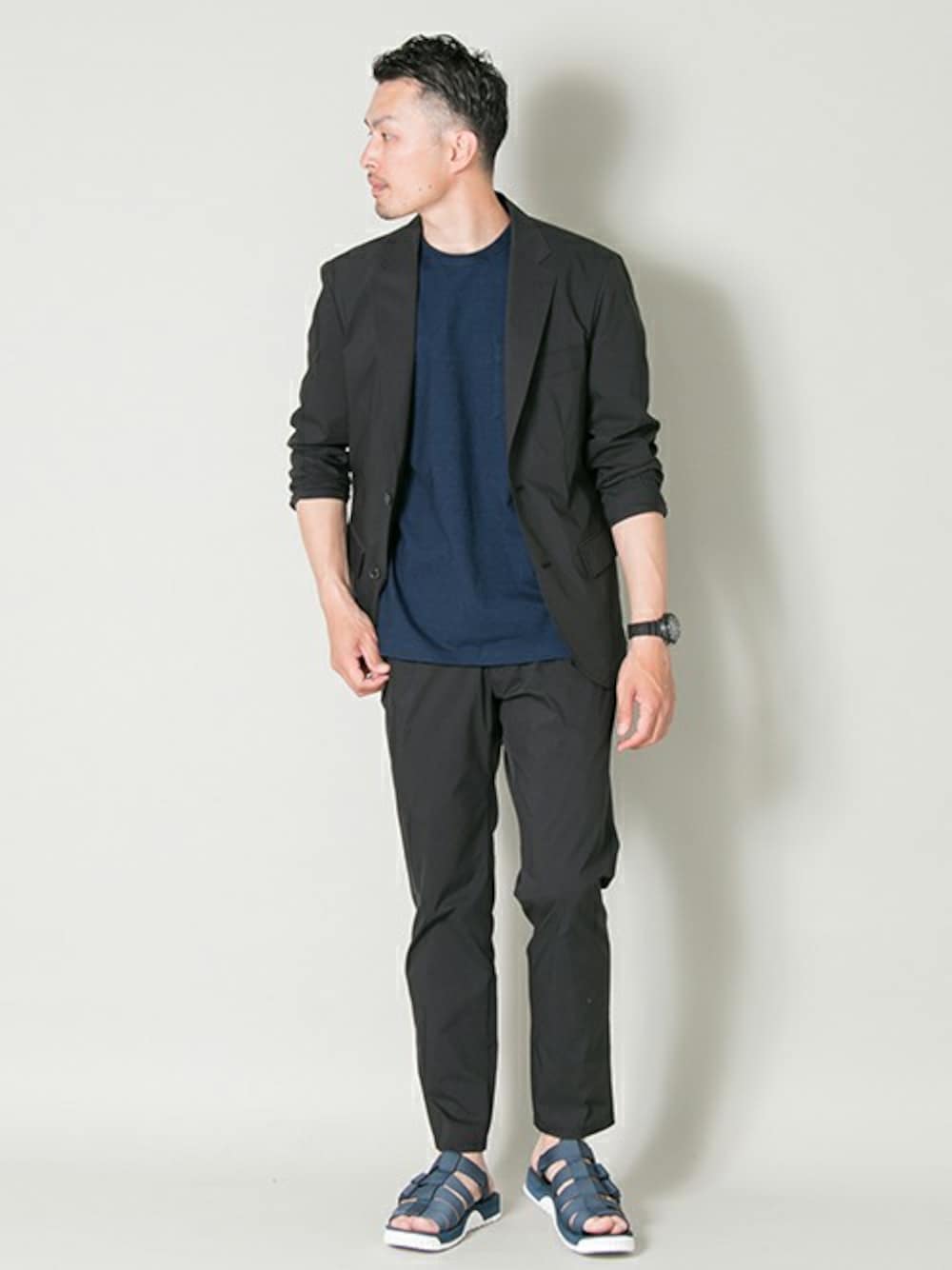 ブラック系のテーラードジャケット、ブラック系のその他パンツ、ブルー系のTシャツ/カットソーを着用したメンズの夏コーディネートの1枚目の写真