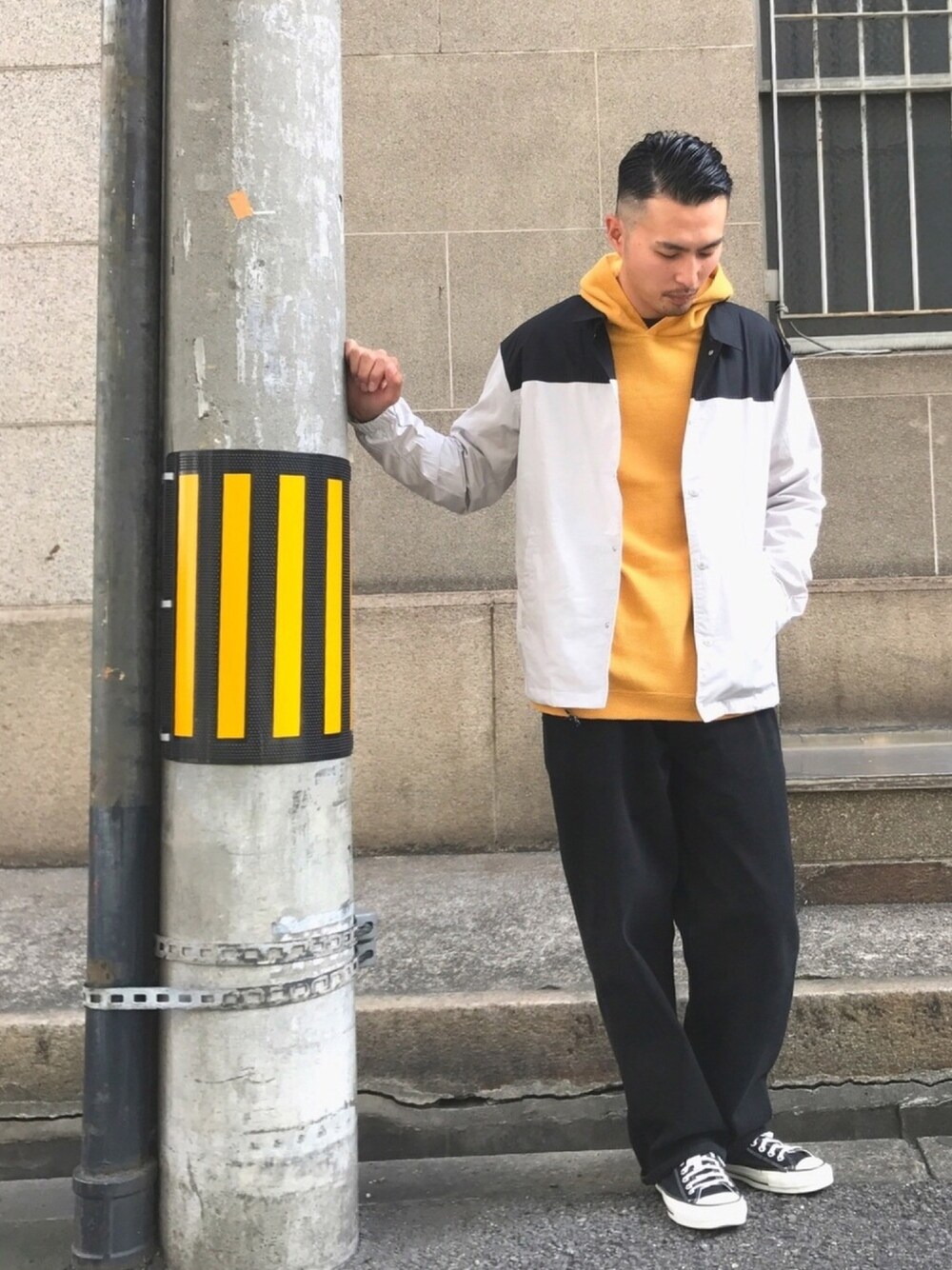 ブラック系のデニムパンツ、イエロー系のパーカー、グレー系のシャツ/ブラウスを着用したメンズの秋コーディネートの1枚目の写真