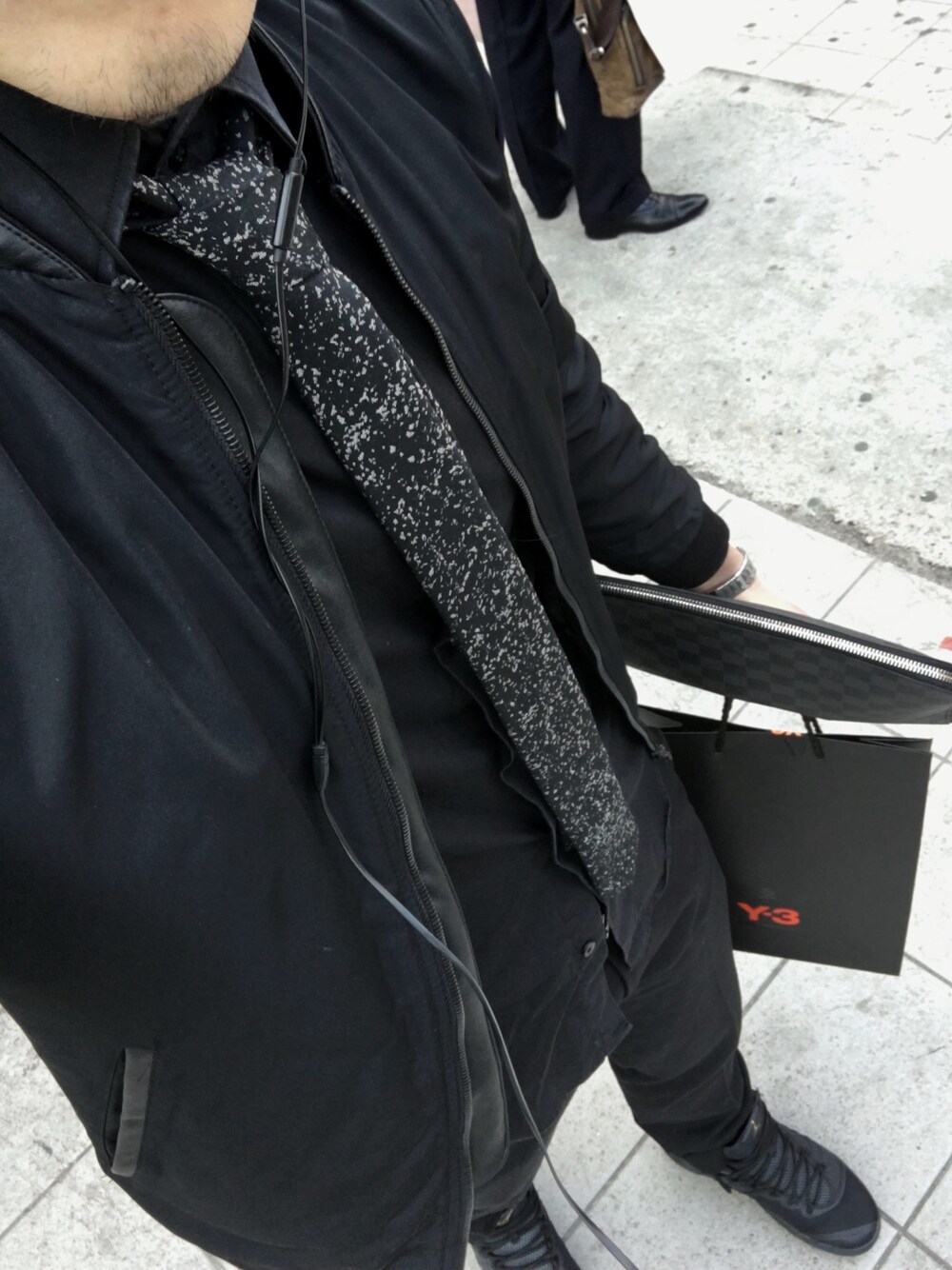 「ZARA、ブラックコーデ、ネクタイ、美容院、買い物、Y-3」｜「ZARAのアイテム（ネクタイ、ブラック系）」を使った、Junさん（メンズ・175cm）の冬コーディネートの1枚目の写真
