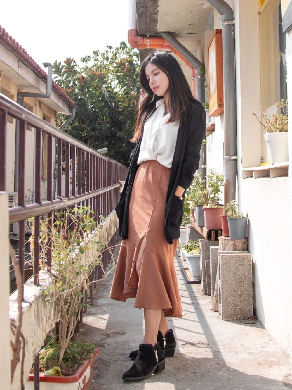 「春、オトナ女子、はるコーデ、審計新村、Taiwan、長裙、skirt、襯衫、street、streetstyle」｜「NETのアイテム（シャツ/ブラウス、ホワイト系）」を使った、Silvia 🇹🇼さん（レディース・153cm）の春コーディネートの1枚目の写真