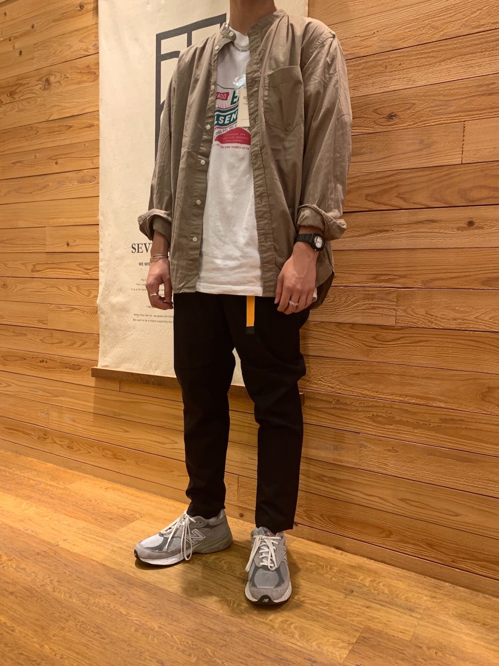 ブルー系のその他パンツ、ベージュ系のシャツ/ブラウス、ホワイト系のTシャツ/カットソーを着用したメンズの秋コーディネートの1枚目の写真