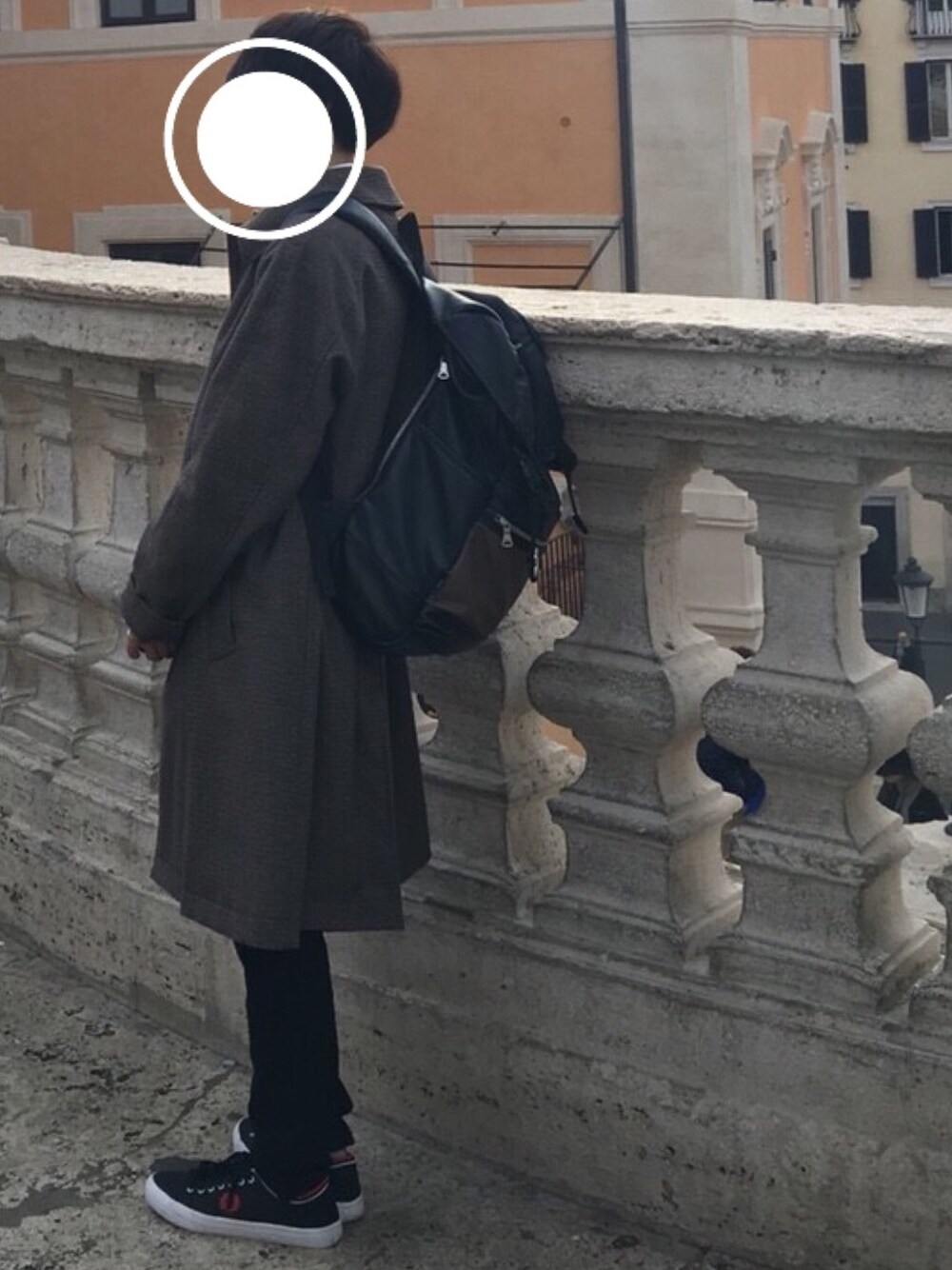 その他のステンカラーコート、ブラック系のデニムパンツ、ブルー系のスニーカーを着用したメンズの冬コーディネートの1枚目の写真