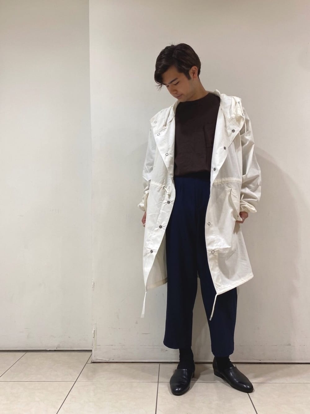 「nvyby、スノーパーカー、ワイドシルエット、オーバーコート、ワイドパンツ、ミリタリー、ストリートコーデ、ナノユニバース、2020、AWコーデ」｜「NANO universeのスノーパーカー（モッズコート、ホワイト系）」を使った、nano・universe ルミネ北千住 Mensさん（メンズ・170cm）の秋コーディネートの1枚目の写真