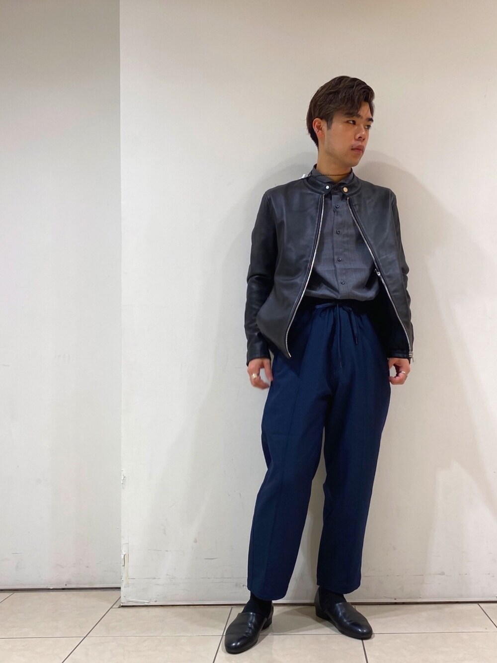 「秋服、シャツスタイル、キレイめパンツ、トレンド、レザージャケット、チェックシャツ、きまわしコーデ、羽織りスタイル、ナノユニバース、2020AW」｜「NANO universeのWONDER LIGHT LEATHER シングルライダース（ライダースジャケット、ブラック系）」を使った、nano・universe ルミネ北千住 Mensさん（メンズ・170cm）の秋コーディネートの1枚目の写真