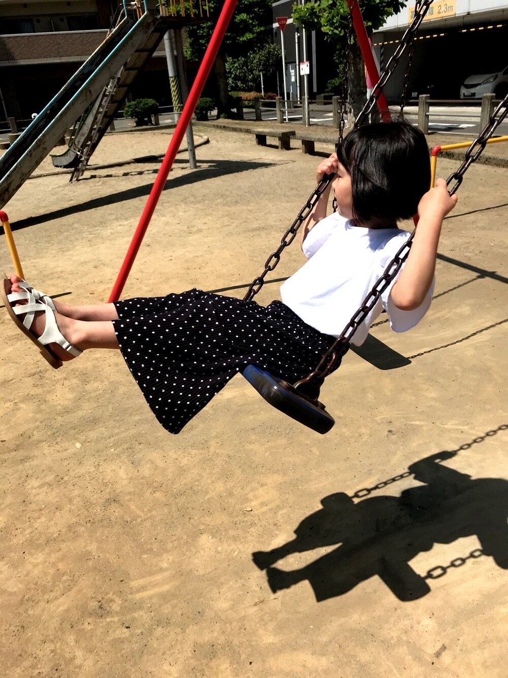 「ZARAのアイテム（Tシャツ/カットソー、ホワイト系）」を使った、JMさん（キッズ・110cm）の夏コーディネートの1枚目の写真