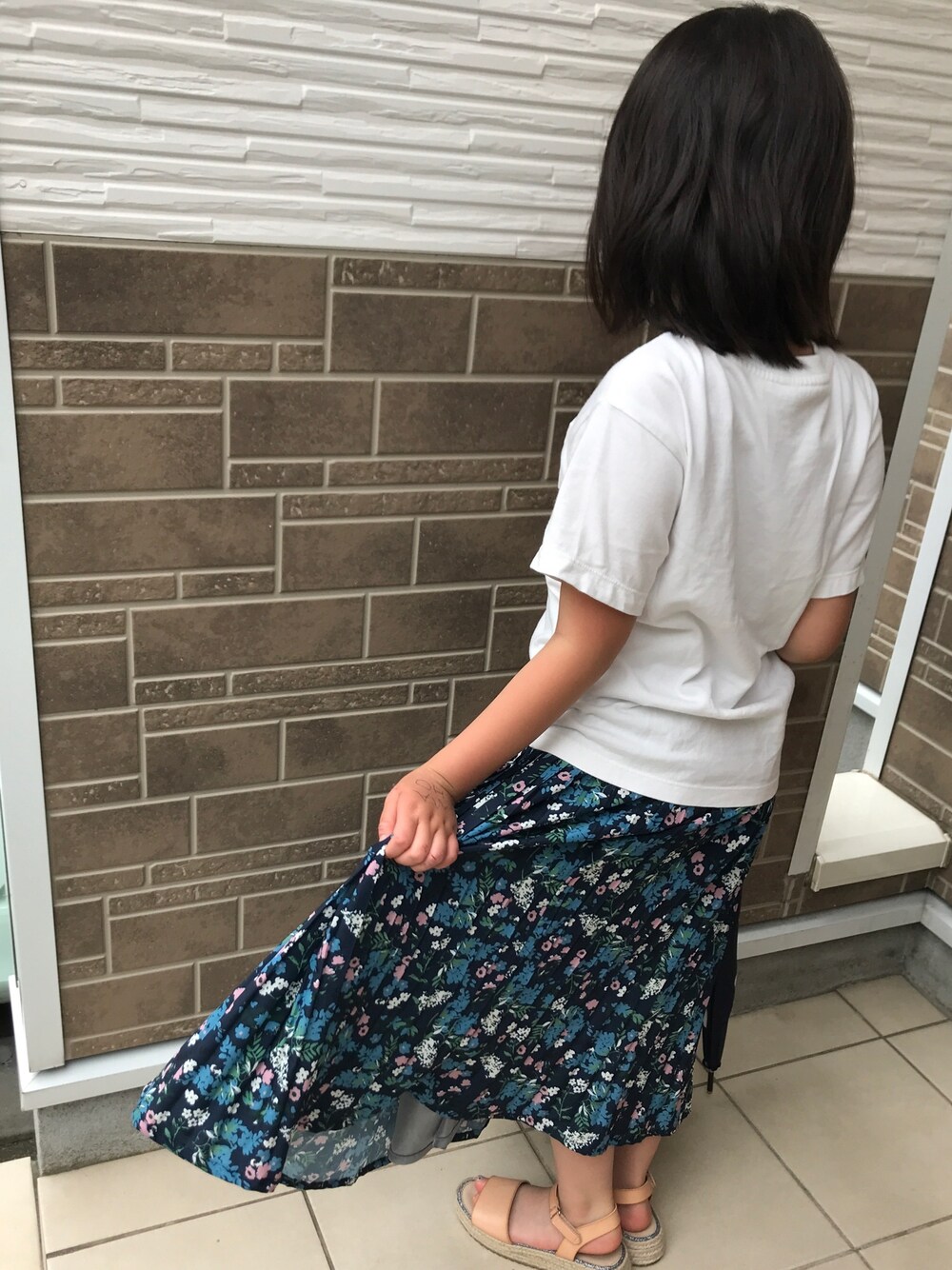 「おんなのこ」｜「UNIQLOのアイテム（Tシャツ/カットソー、ホワイト系）」を使った、JMさん（キッズ・110cm）の夏コーディネートの1枚目の写真
