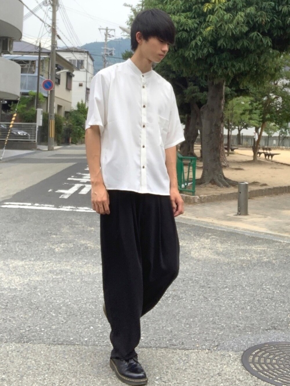 「ラフ、夏コーデ、楽チンコーデ、オトナカジュアル、ワイドパンツ、モノトーン、白シャツ、EMMA  CLOTHES、Lui's、Dr.Martens」｜「Lui'sのダブルサテンワイドテーパードパンツ（スラックス、ブラック系）」を使った、ヒロガさん（メンズ・170cm）の夏コーディネートの1枚目の写真